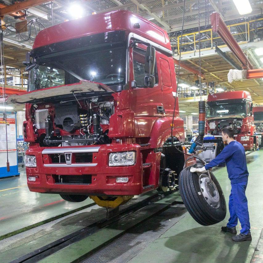 Ростех организовал экскурсию на КАМАЗ для победителя конкурса «Научная Вселенная»